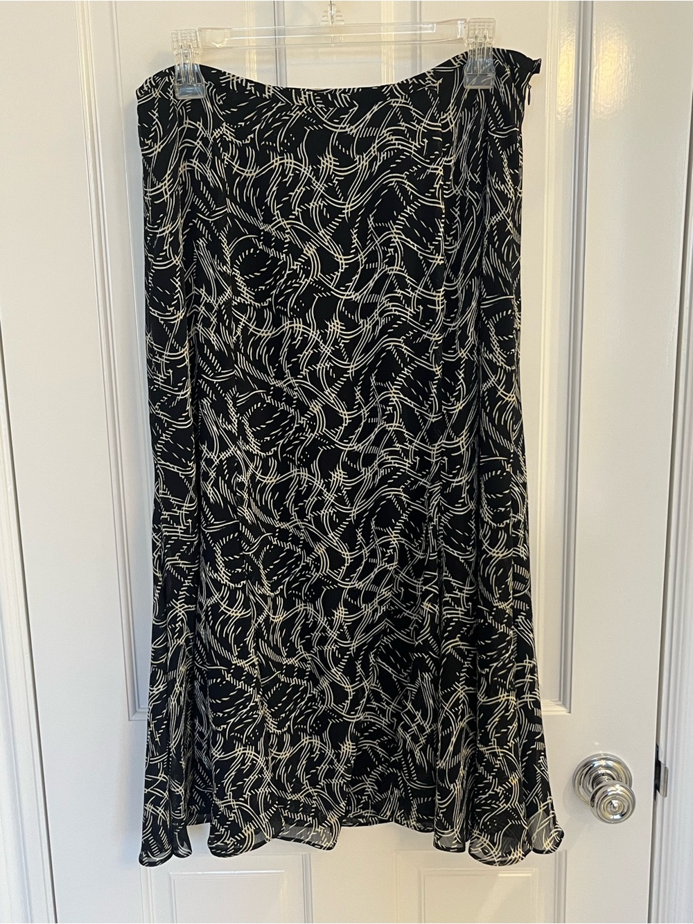 Jones Wear Black & White Chiffon Maxi Flared Skirt size 10